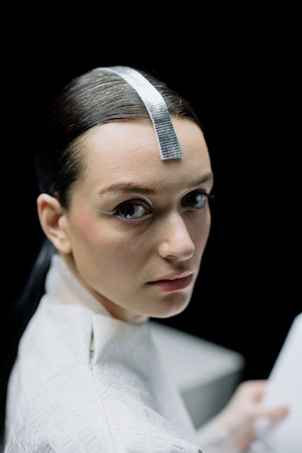 Donna con fascia metallica sulla fronte, sguardo intenso, concetto di angoli adiacenti e relazioni geometriche uniche