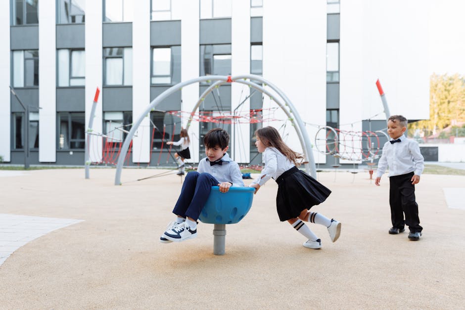 Bambini in uniforme scolastica giocano nel parco giochi di Capizzi: un momento di spensieratezza nella comunità in lutto.