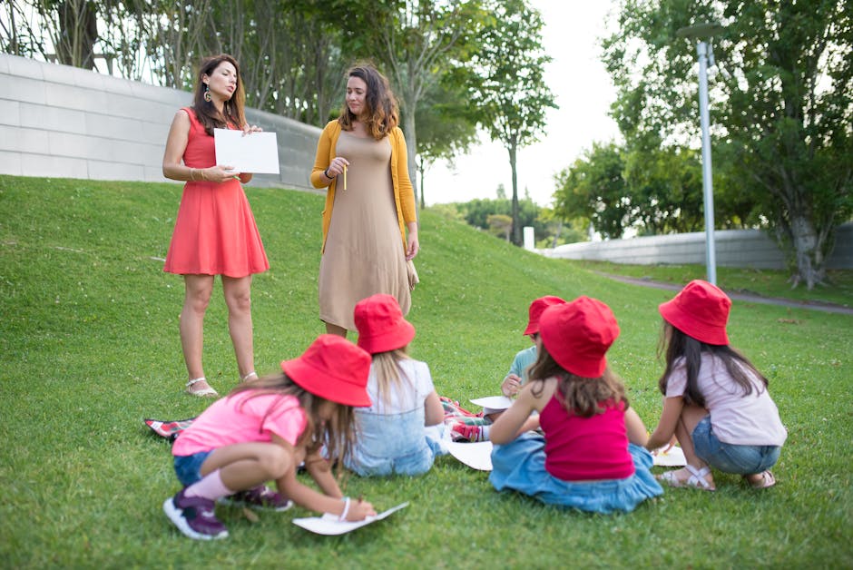 Insegnanti e bambini all'aperto durante attività didattica: focus sul rinnovo contratto scuola 2022-2024 e diritti del personale ATA