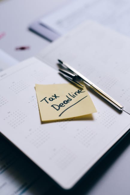 Scadenza Bonus Mamme 2025: calendario con promemoria Tax Deadline e penna, focus sulla presentazione della domanda e rispetto dei termini