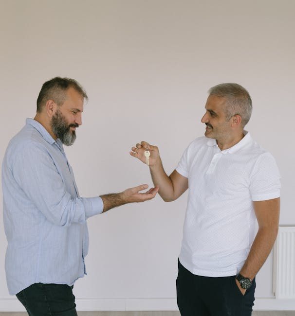 Uomini che si passano una chiave, metafora di nuove opportunità formative e investimento nel futuro professionale con voucher