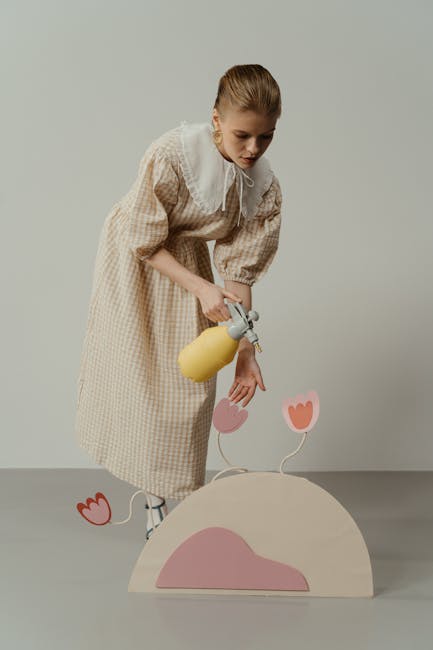 Donna annaffia fiori stilizzati con spruzzino giallo, esercizio di visualizzazione creativa per allenamento mentale e benessere.