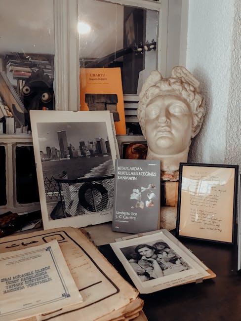 Scrivania con libri, busto e foto che evocano l'eredità intellettuale di Umberto Eco nel decennale della sua scomparsa.