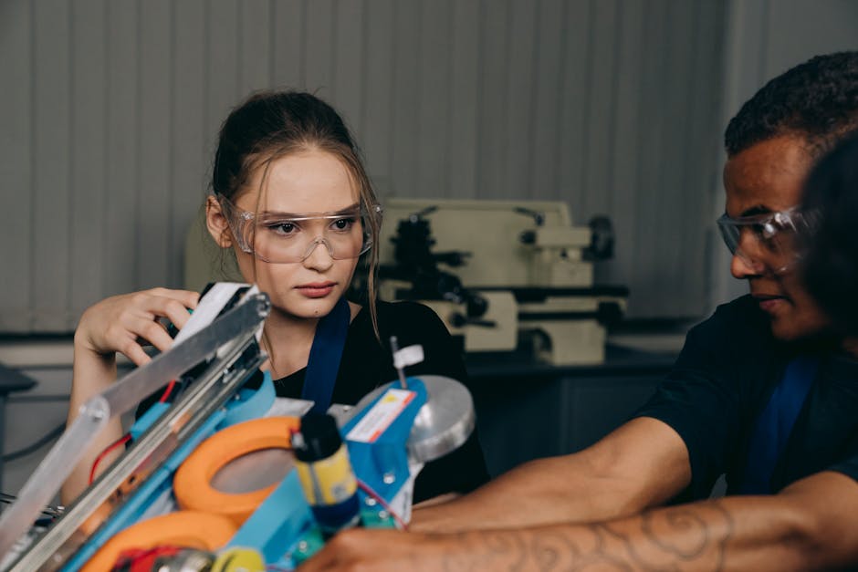 Studentessa con occhiali protettivi lavora a progetto STEM personalizzato, apprendimento basato su intelligenza artificiale e futuro dell'istruzione