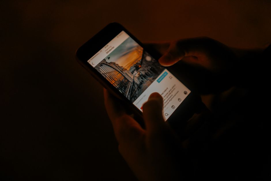 Coprifuoco notturno sui social media per i ragazzi di 16 e 17 anni: il piano del Regno Unito per contrastare la dipendenza digitale