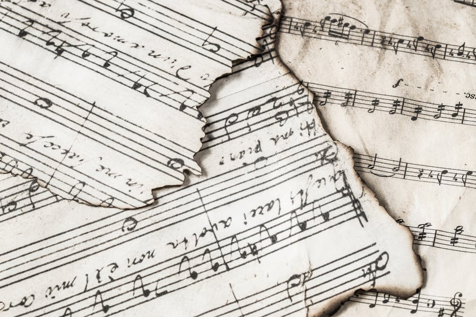 Partitura musicale antica e bruciata, simbolo del valore dell'educazione musicale e della sua importanza nella crescita personale.