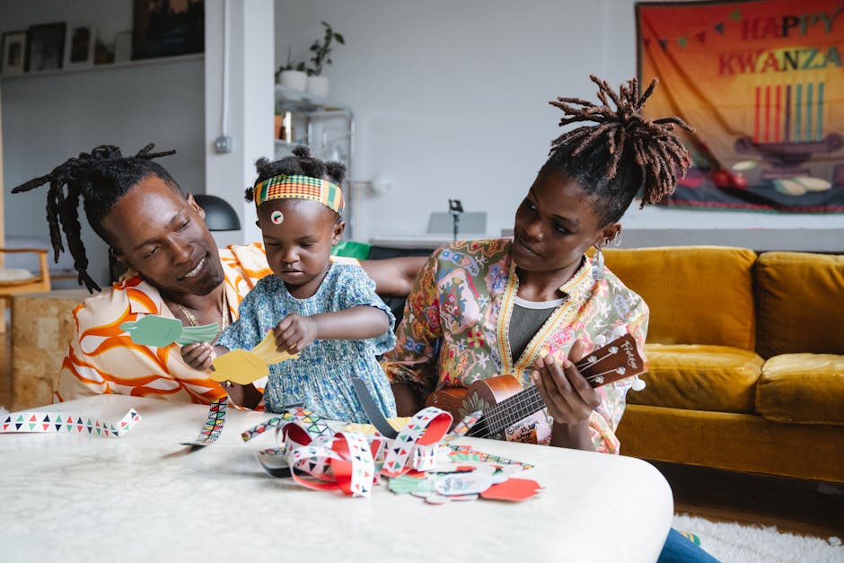 Famiglia afroamericana che suona e crea strumenti musicali di carta. Attività musicali per bambini, divertimento e apprendimento.