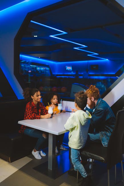 Bowling: genitori e figli, uniti come in Notte prima degli esami Famiglia al bowling: un ponte generazionale come in Notte prima degli esami, genitori e figli si divertono insieme