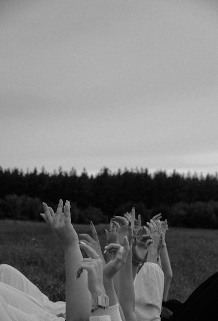 Mani alzate verso il cielo in bianco e nero, espressione artistica e creativa dell'Artista Salon, bellezza e connessione con la natura.