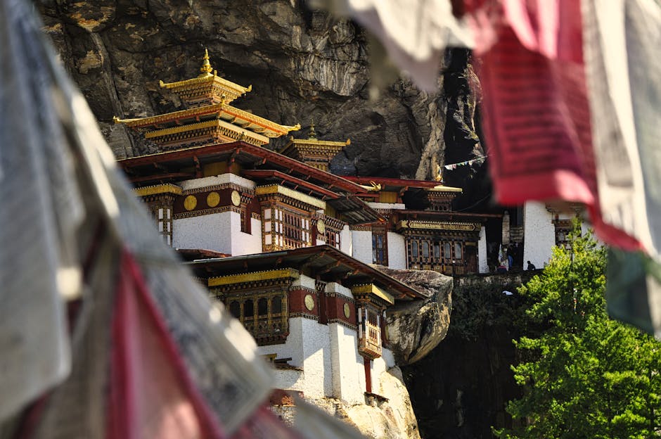 Monastero di Taktsang in Bhutan, simbolo di rispetto e consapevolezza digitale promossi da Valditara contro il cyberbullismo online.