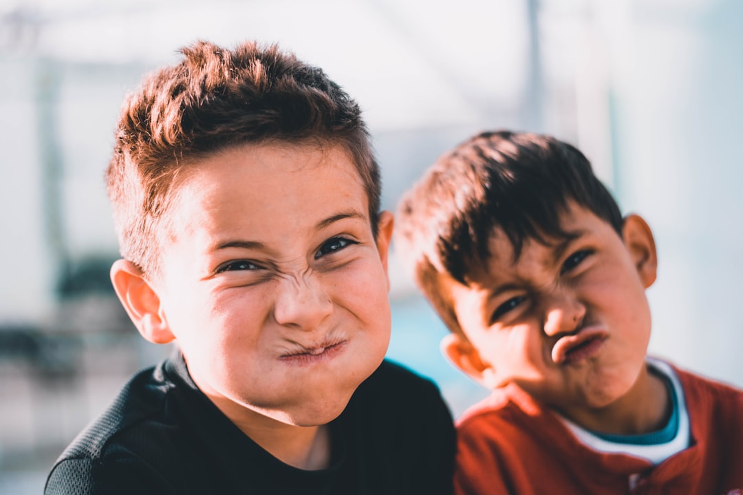 Ridete: l’umorismo che fa crescere il cervello dei bambini e sostiene memoria e immunità