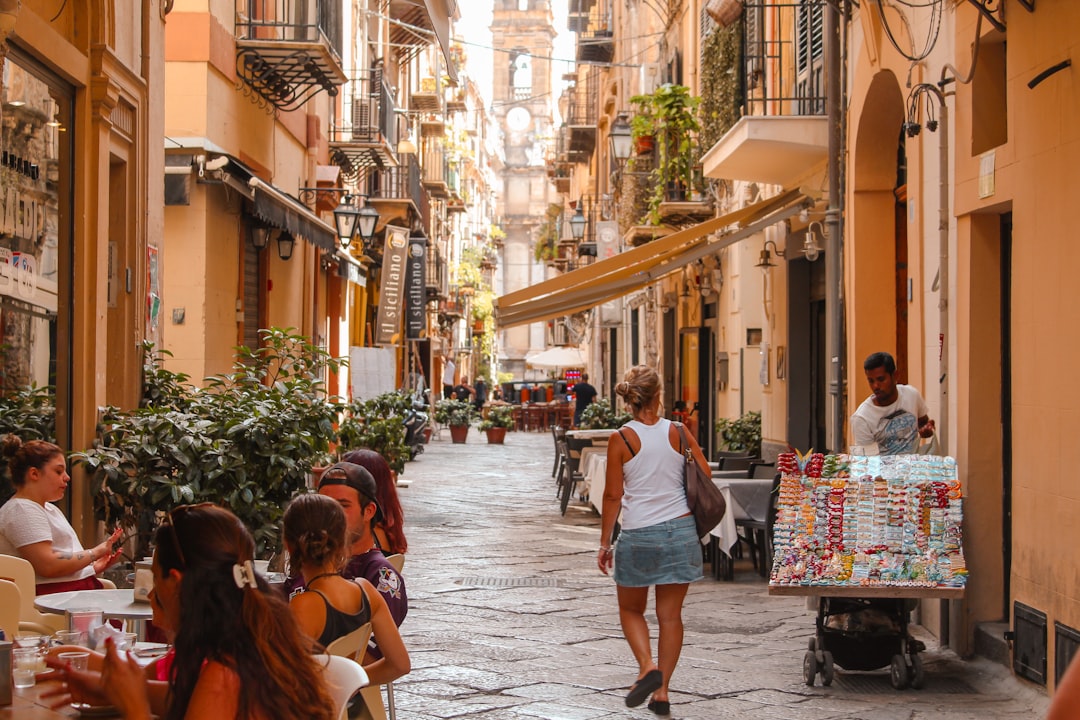 Il paradosso dell'occupazione giovanile in Italia: il divario con l'Unione Europea e la sfida della sovraistruzione