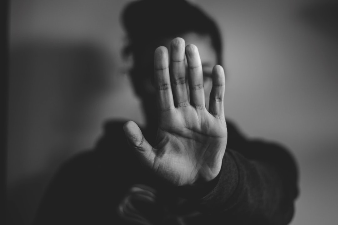 Violenza e bullismo in classe: le conseguenze legali e disciplinari per il caso del frammento di vetro nel bicchiere della docente