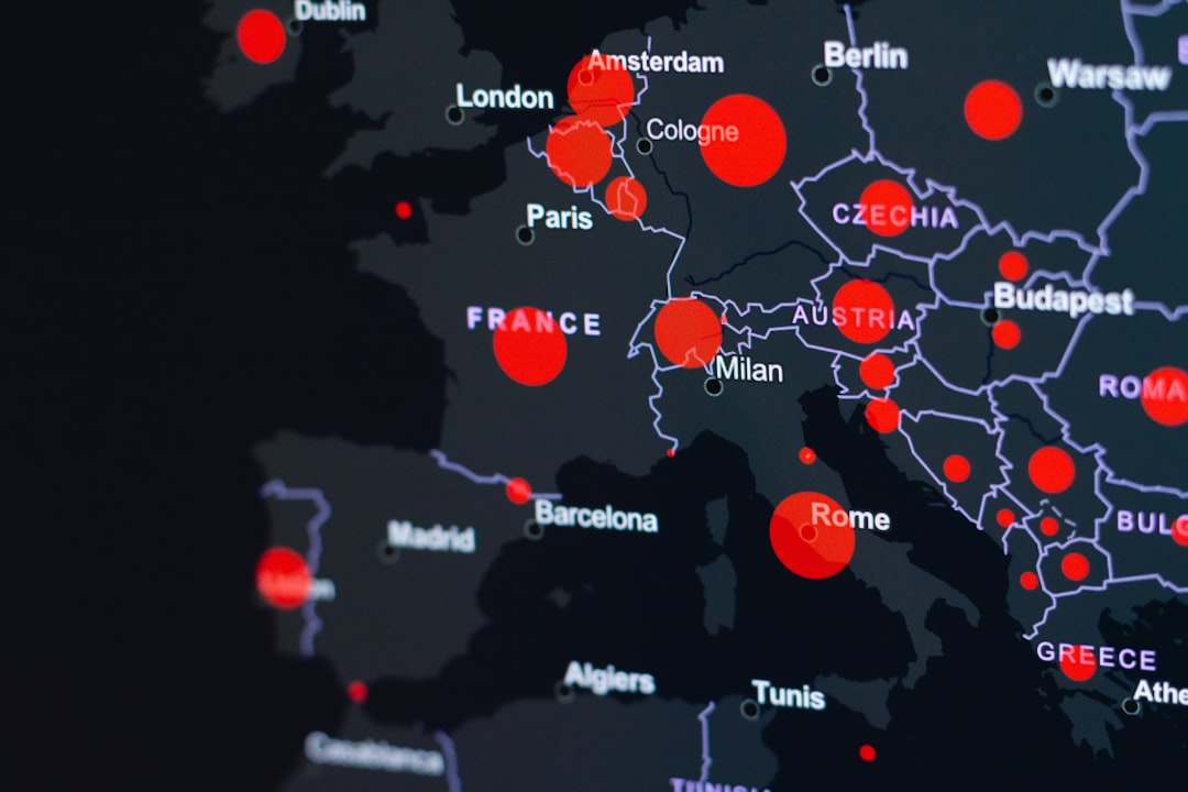 Mappa Europa con evidenziate le città principali e le restrizioni sull'uso degli smartphone a scuola nei vari paesi europei.