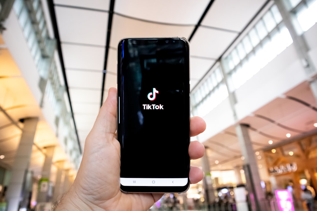 Aggressione di una studentessa per TikTok: a processo il padre violento