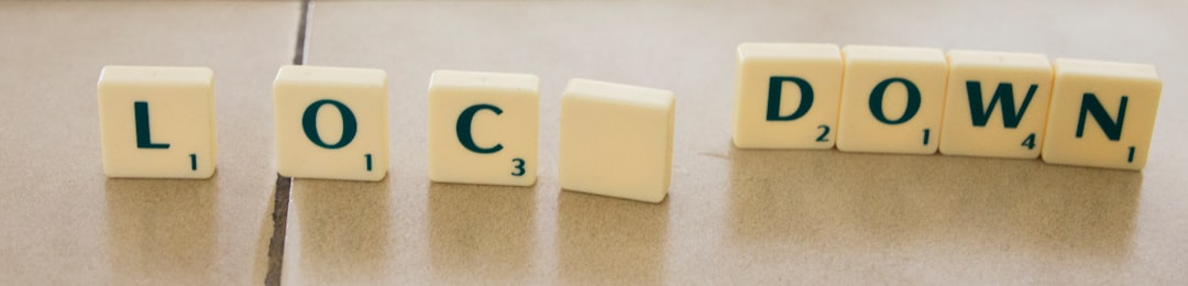 Blocchi di Scrabble che compongono la parola Lockdown, simbolo delle chiusure scolastiche e dell'impatto del Covid sull'apprendimento.