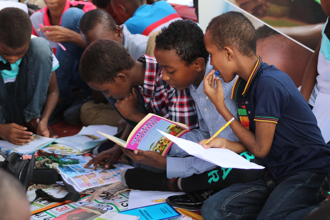 Tagli aiuti istruzione: in un giorno e mezzo si spende in armi quanto in un anno per la scuola di tutto il mondo. Allarme Unesco