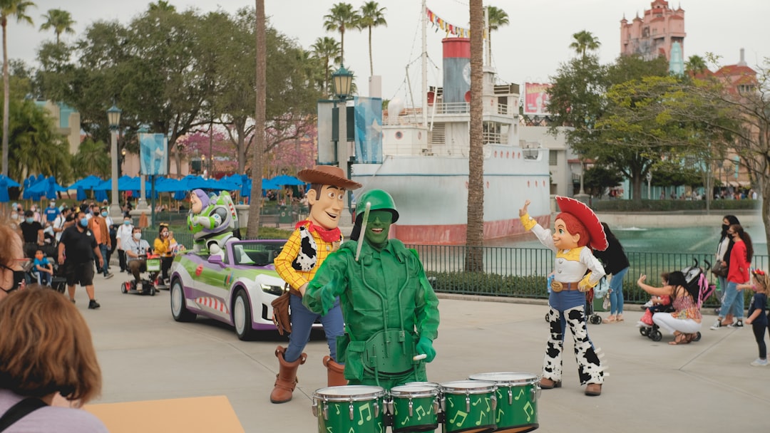 Laurea con stile Toy Story: una parata di giocattoli d'infanzia per celebrare il traguardo