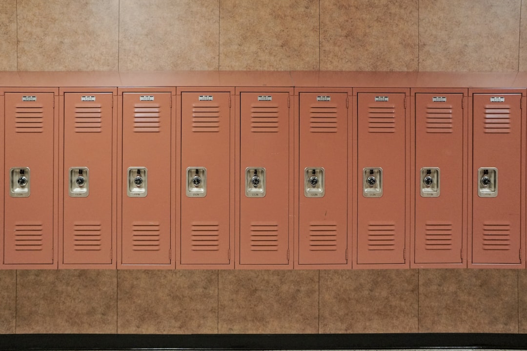 Gerry Scotti chiede scusa dopo la bufera: come evitare che la polemica svaluti il sostegno a scuola