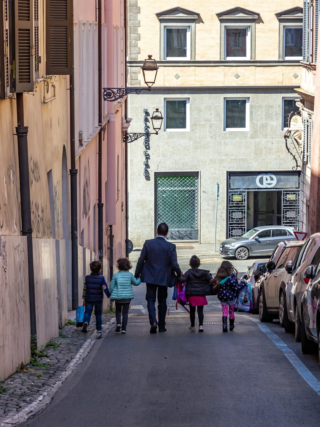 Non intendo avere figli per i pochi soldi: come il crollo delle nascite cambia l'Italia e le scuole