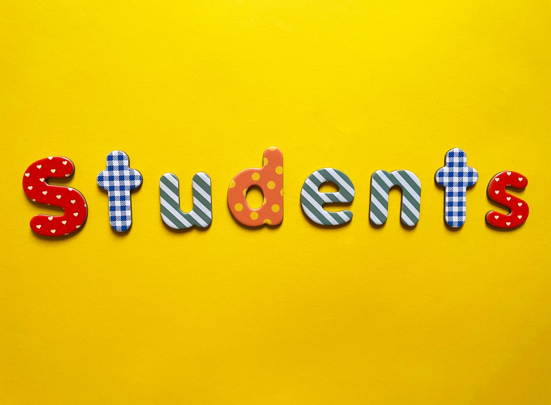 Maturità 2026: lo studente che si presenta all’orale su un letto a baldacchino e la nuova frontiera della spettacolarizzazione scolastica