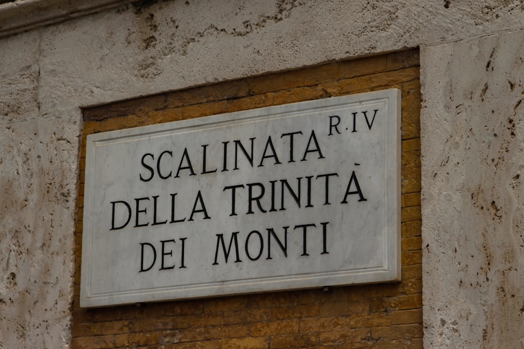 Cartello stradale Scalinata della Trinità dei Monti a Roma, simbolo di cultura e storia italiana, rilevante per l'istruzione.