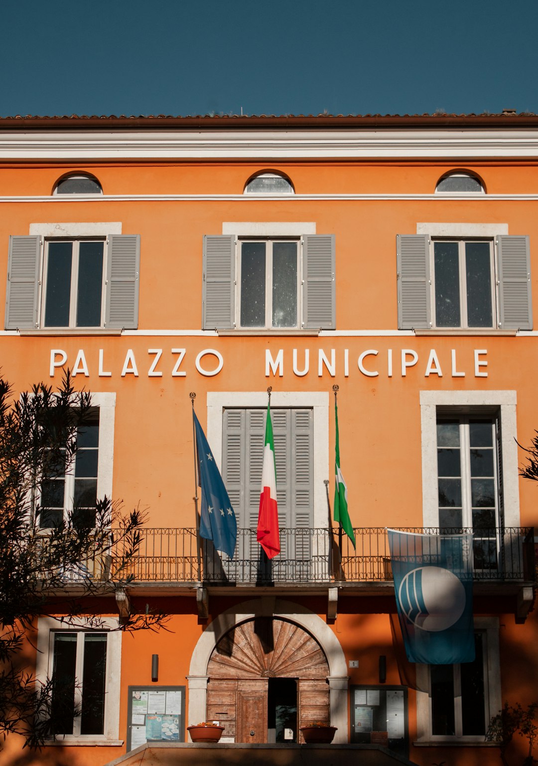 Perché la scuola italiana è criticata oggi: strumenti pratici per dirigenti, docenti e ATA