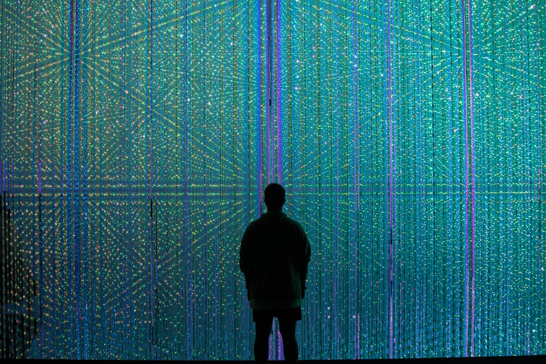 Il paradosso della timidezza digitale: tra inibizione neurobiologica e rifugio virtuale degli adolescenti