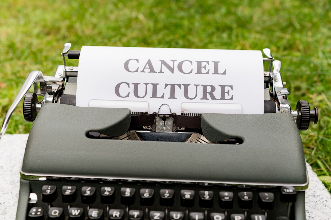 La crisi dei giovani come "furto culturale": l'analisi di Umberto Galimberti sul vuoto di prospettive