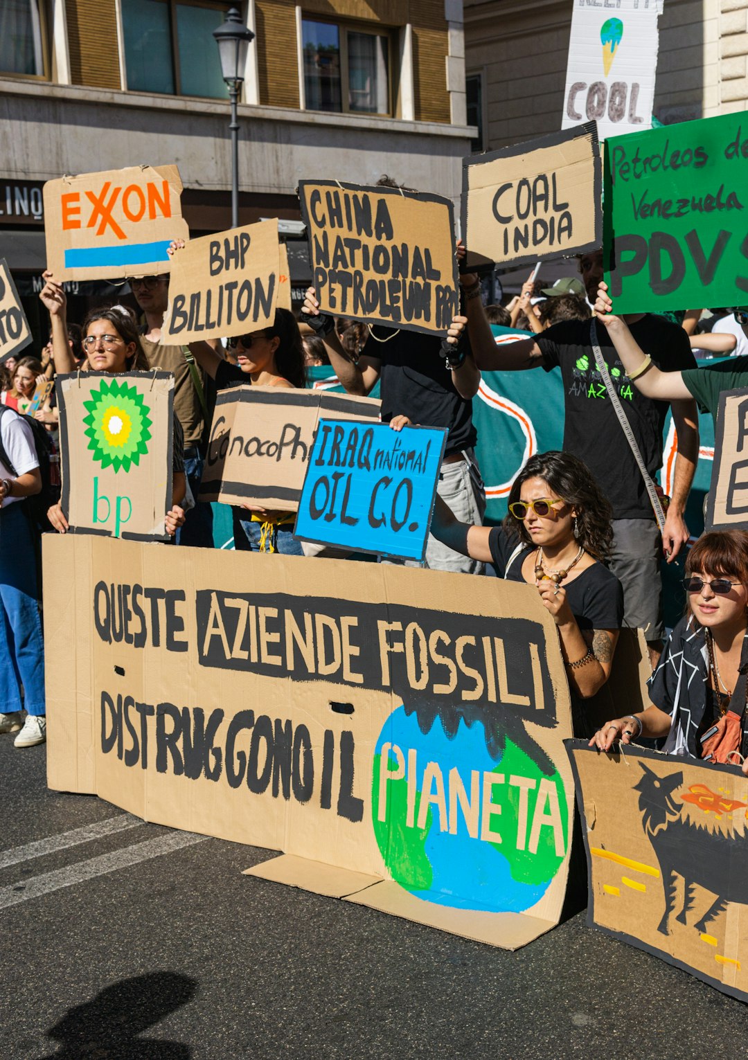 Maggio 2026: l’Italia davanti a una crisi energetica. Cosa fare subito nelle scuole