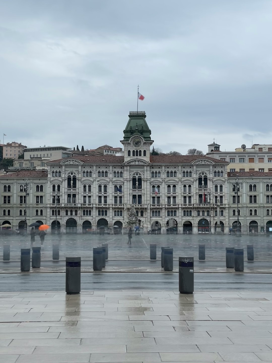 Gita scolastica a Trieste: alunni assistono migranti in piazza, indagini ministeriali in corso