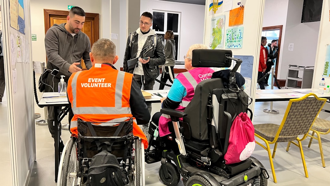 Assistenza alunni disabili: volontari e ATA impegnati in attività di supporto e inclusione scolastica durante un evento formativo.