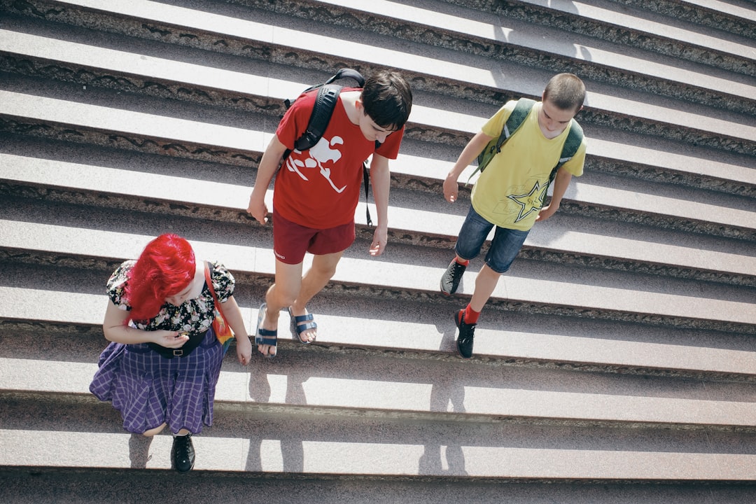 Implosivi tra gli adolescenti: come riconoscerli e intervenire a scuola