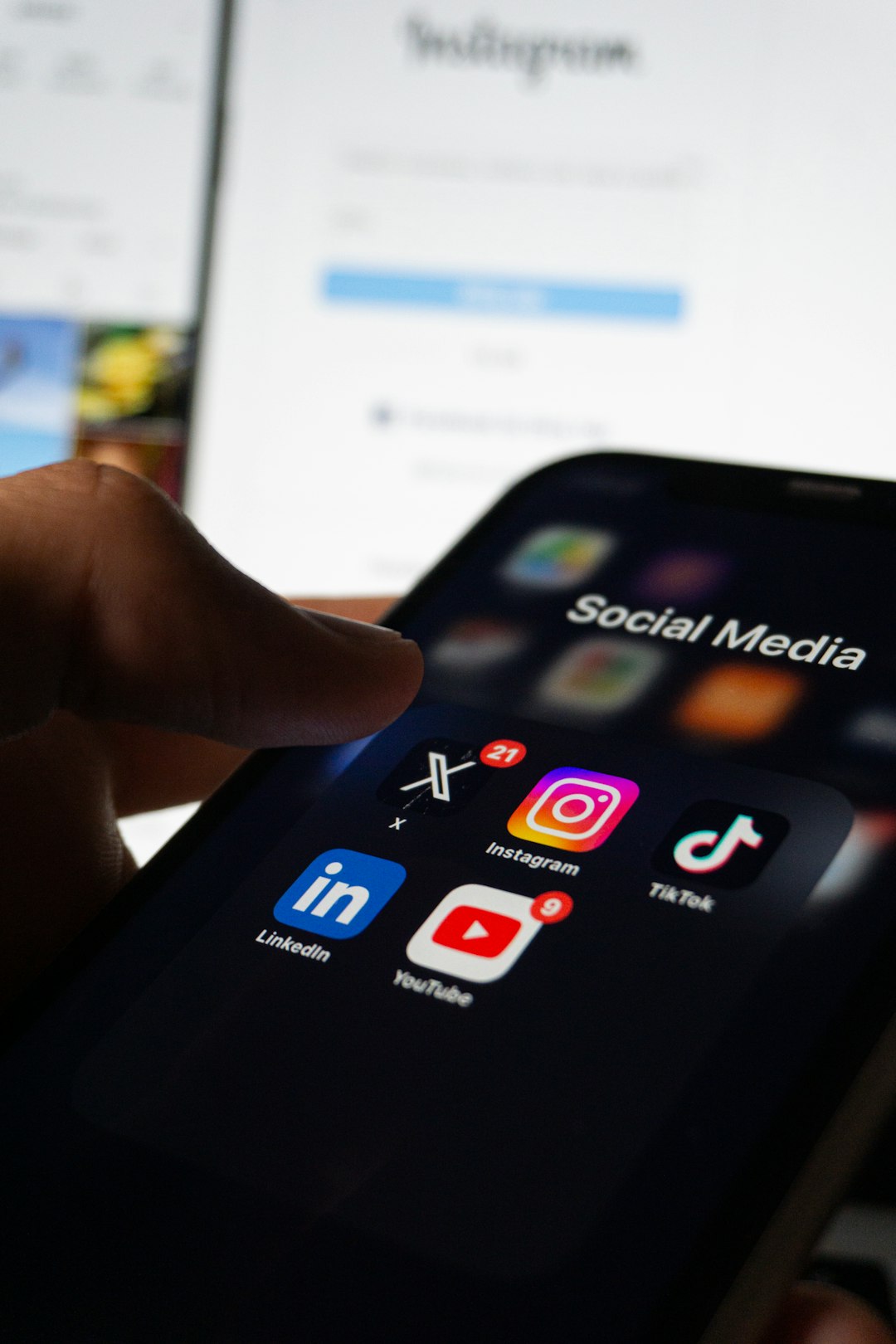 Social e minori: serve subito una legge per proteggere i giovani dal web
