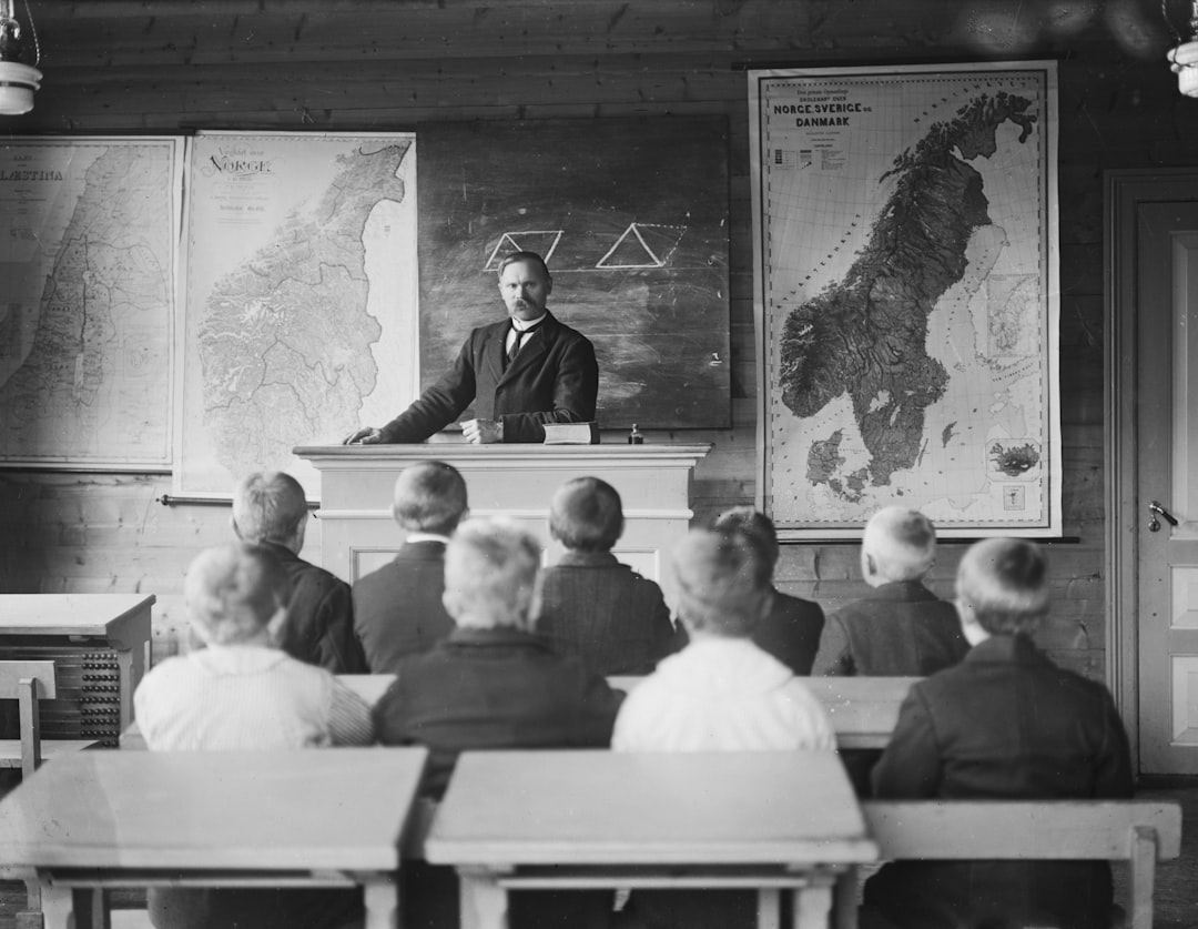 Professore in stile Belle Époque: l’abito come strumento educativo in classe