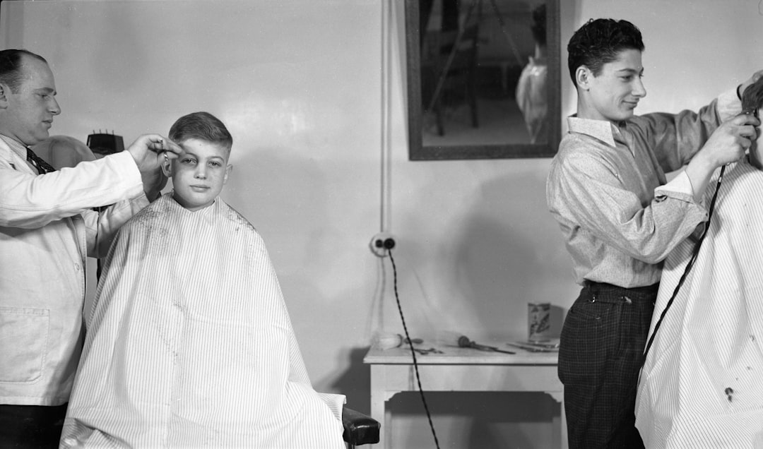 Docente taglia i capelli a due studentesse in classe: Bruzzone definisce l’atto una prevaricazione, non educativa