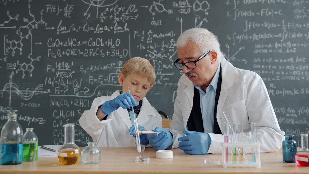 Gratis il volume "Insegnare le scienze": percorsi ed esperimenti interdisciplinari per la scuola media