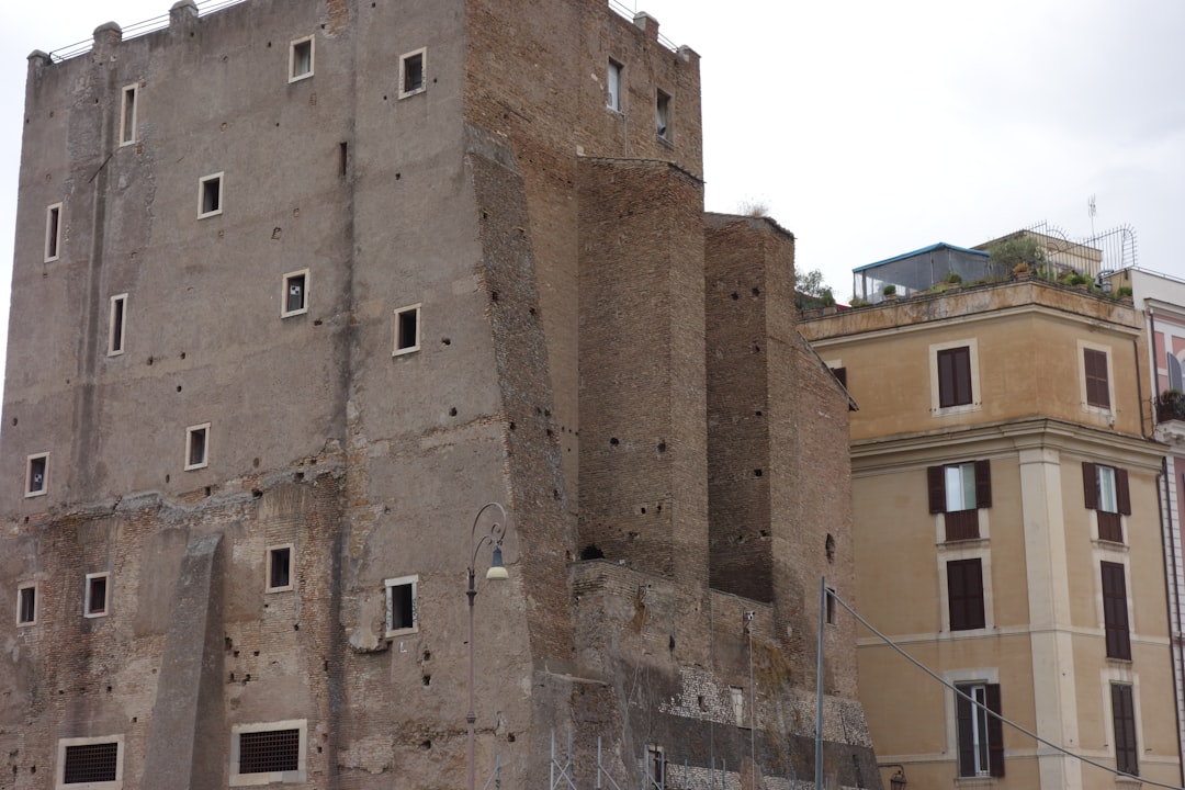 Amianto nelle scuole di Roma: il report ONA segnala 140 edifici a rischio e bonifiche senza mappatura