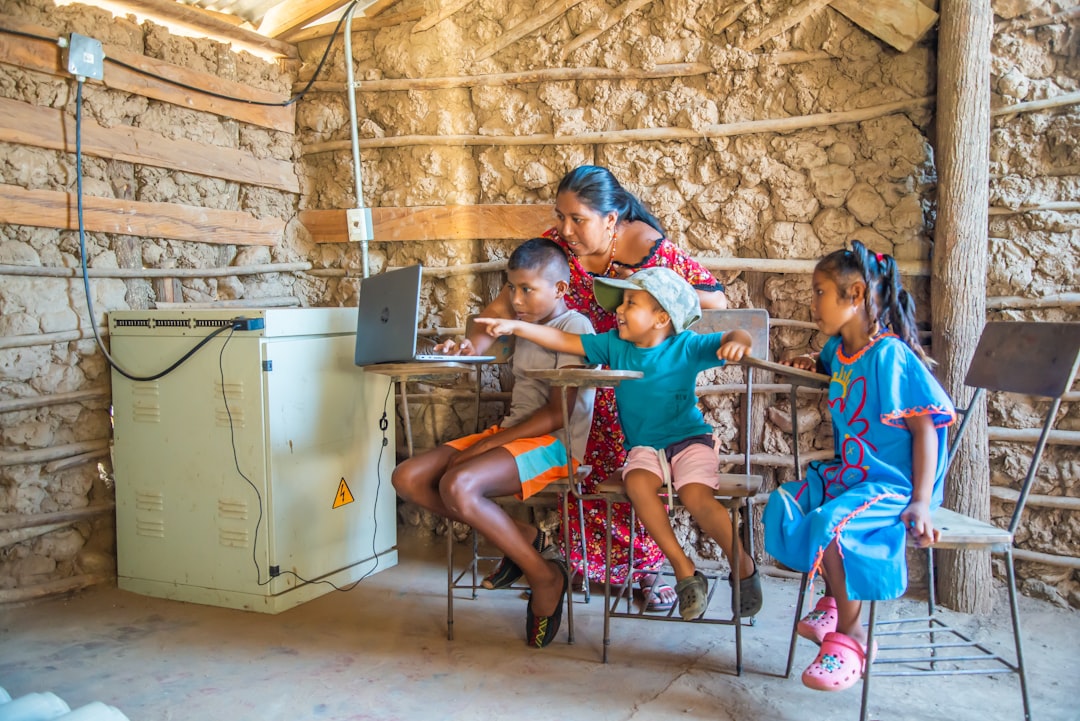 Famiglia indigena impara a usare un laptop e l'IA, evidenziando il divario digitale e l'accesso ai contenuti video in aree remote.