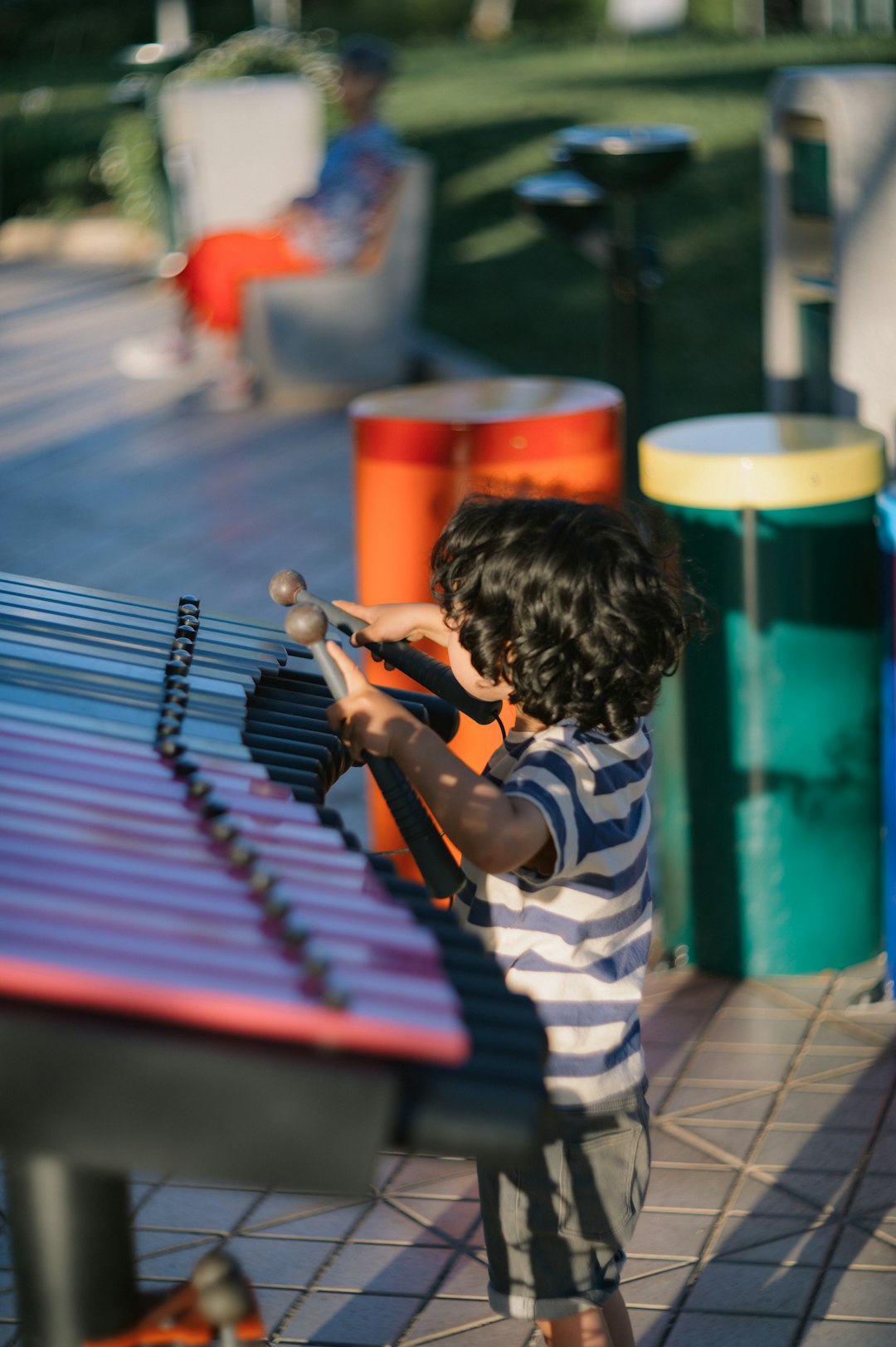 Sviluppo neurocognitivo e musicalità infantile: la scienza svela il divario tra percezione uditiva e risposta motoria