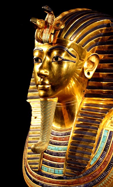 Maschera funeraria dorata di Tutankhamon, simbolo della ricchezza e del potere dell'Antico Egitto, dettaglio del volto e del copricapo reale.